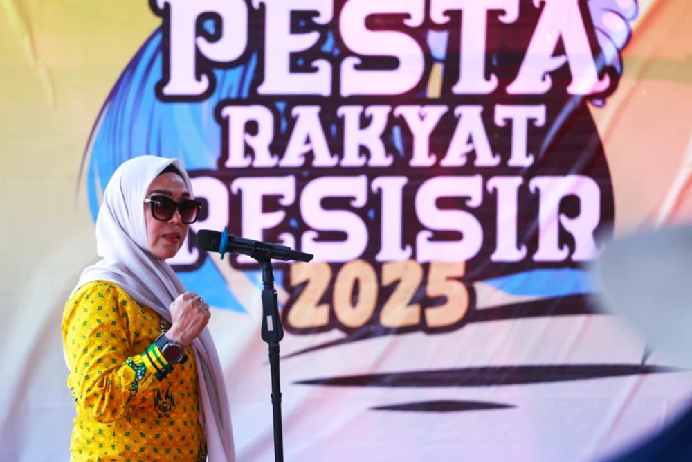 Pesta Rakyat Pesisir di Pantai Lapakaka Resmi Digelar, Bupati Andi Ina Apresiasi Pemuda