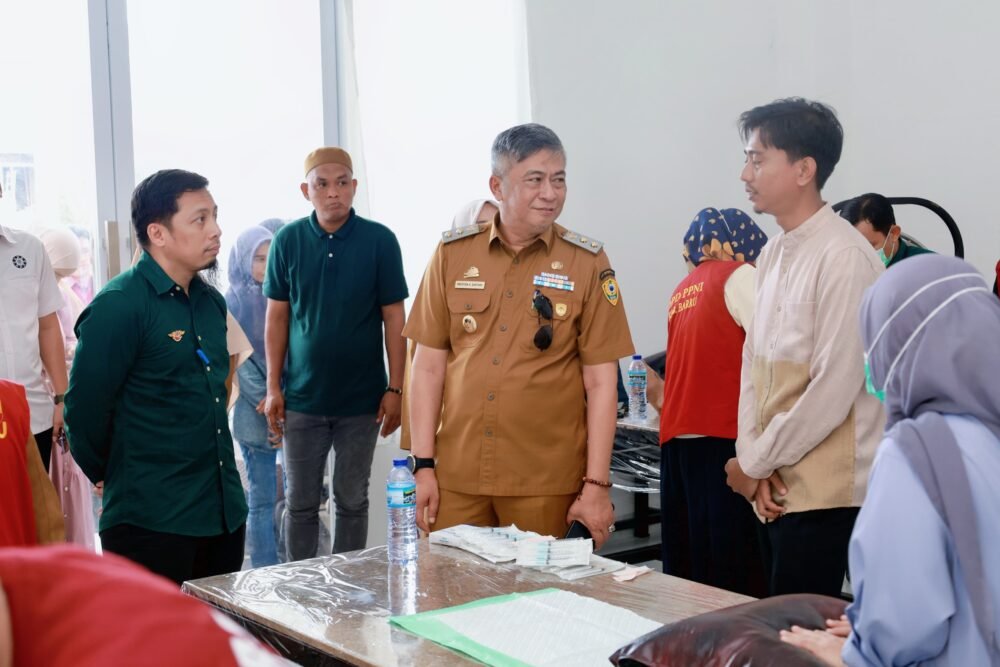 Rayakan Ultah dengan Bertugas, Wabup Barru Tinjau Baksos dan Sunatan Massal 60 Anak