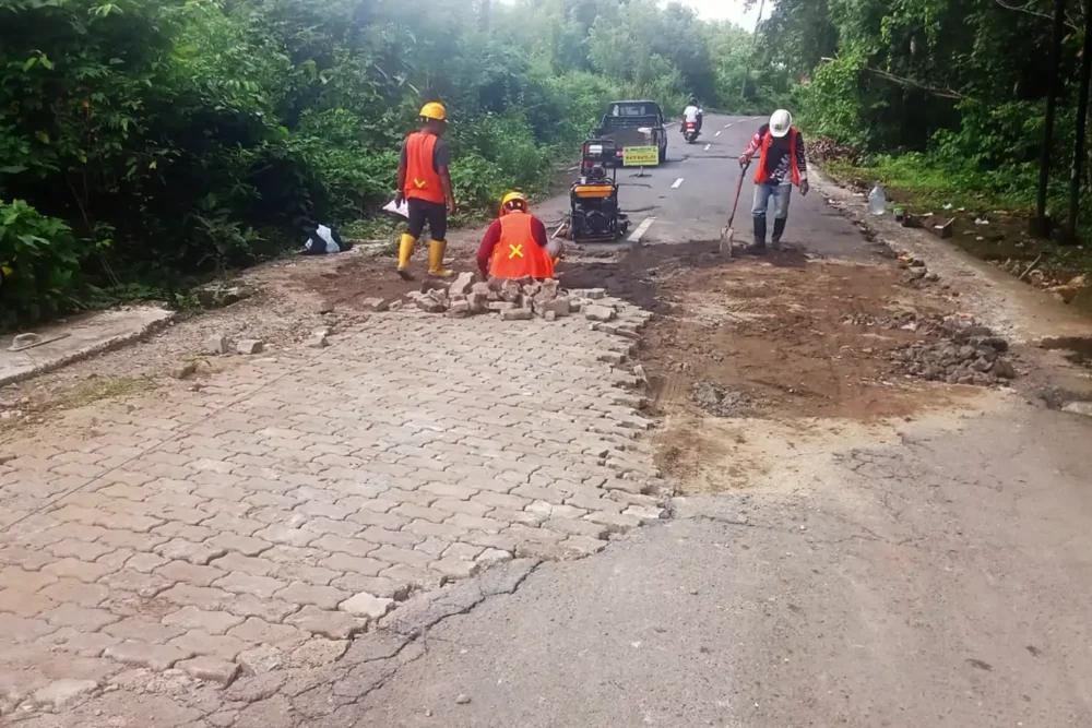 Respons Cepat Keluhan Warga, Pemkab Barru Perbaiki Jalan Lawampang–Tompo