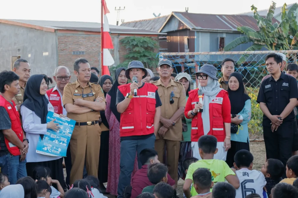 Bupati dan Ketua PMI Barru Pimpin Penyaluran Air Bersih untuk Warga Padongko
